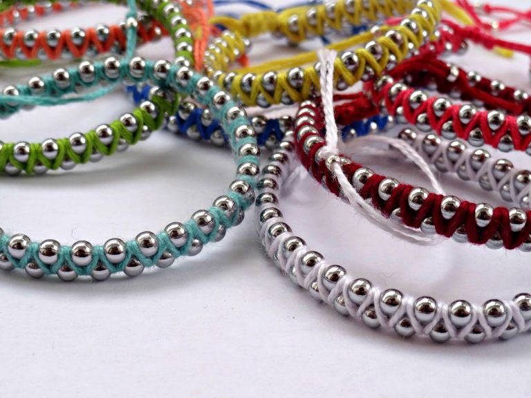 DIY Bracelet aux petites perles de métal