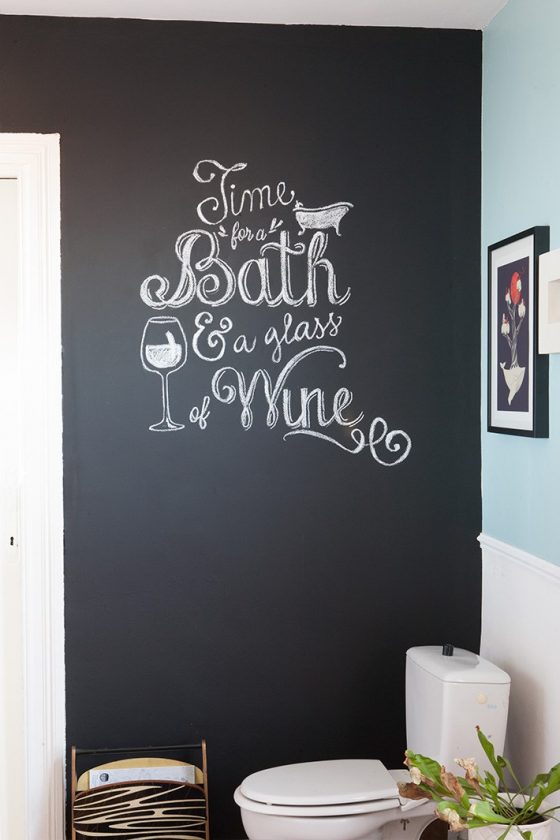 DIY Comment écrire de belles lettres à la craie sur un mur noir